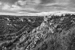 Bergdorf Rocamadour in Frankreich in schwarz-weiß