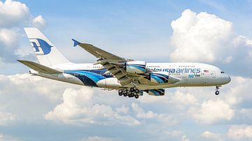 Landung des Airbus A380 der Malaysia Airlines. von Jaap van den Berg