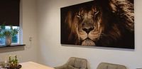 Klantfoto: Donkere leeuwenkop Close-up terwijl hij je direct aankijkt van Atelier Liesjes