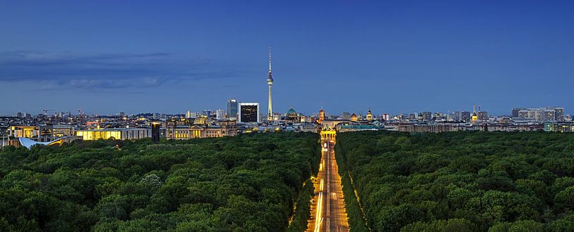 Berlin 360° am Abend in 10 Panoramen - Panorama 1/10: City Ost mit Brandenburger Tor und Fernsehturm von Frank Herrmann