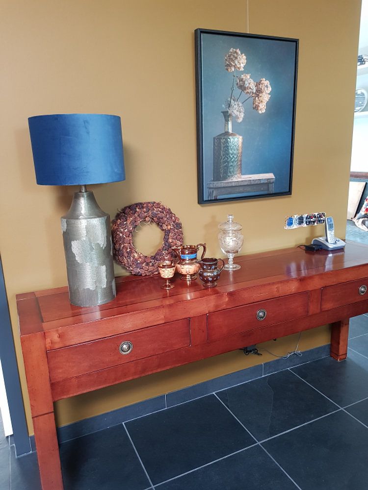 Nature morte avec vase d'or par Joey Hohage