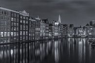 Damrak in Amsterdam in de avond in zwart-wit - 1 van Tux Photography thumbnail