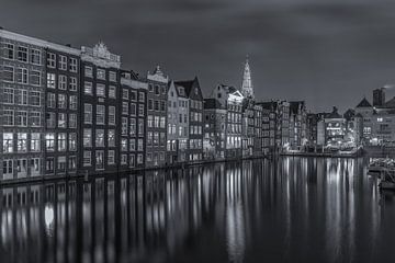Damrak in Amsterdam in de avond in zwart-wit - 1 van Tux Photography