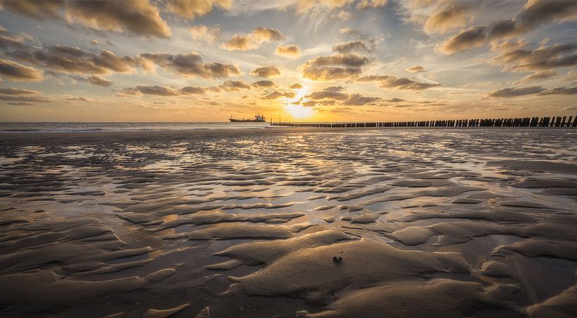 zonsondergang op het strand van Zoutelande (2 van 3) van Edwin Mooijaart