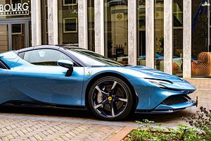 Ferrari SF90 Sportwagen in hellblauer Seitenansicht