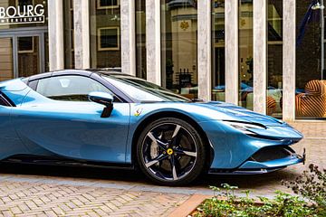 Ferrari SF90 sportwagen in lichtblauw zijaanzicht van Sjoerd van der Wal Fotografie