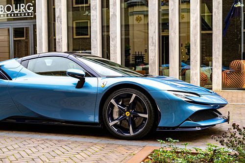 Ferrari SF90 sportwagen in lichtblauw zijaanzicht