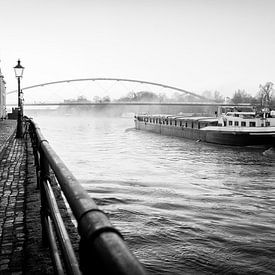 Das Schiff „Rustica“ aus Maasbracht fährt durch Maastricht von Streets of Maastricht