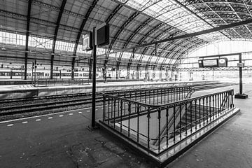 Fast verlassener Amsterdamer Hauptbahnhof in Amsterdam von Sjoerd van der Wal Fotografie