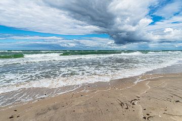 Het westelijke strand met golven en wolken op Fischland-Darß van Rico Ködder