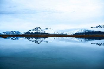 Island, Spiegelung des Morgennebels auf schneebedeckten Bergen