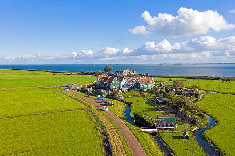 Luftaufnahme von Häusern bei Marken am IJsselmeer in den Niederlanden von Eye on You
