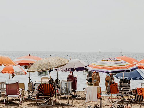Badgasten aan het strand in spanje, europa
