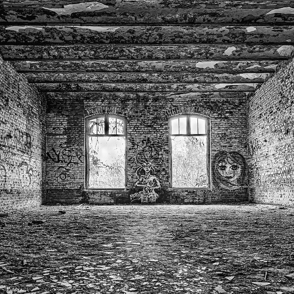 bakstenen, ramen, gebroken glas in Fort Chartreuse van okkofoto