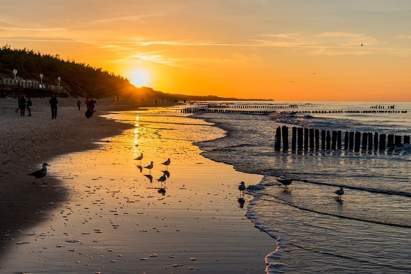 Avondwandeling langs de strandboulevard in Mielno van Oliver Hlavaty