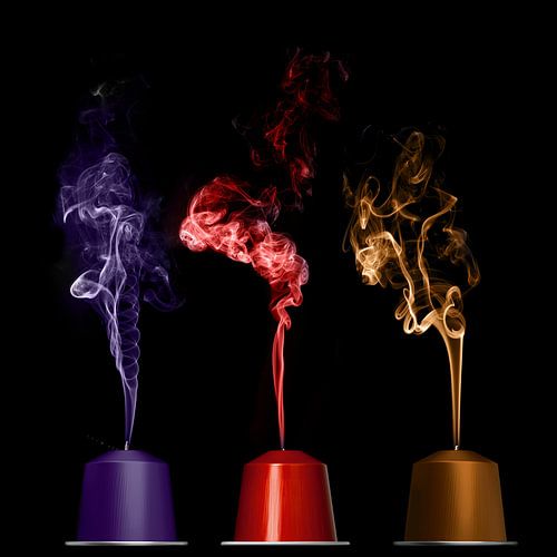 Drie koffiecups met rook