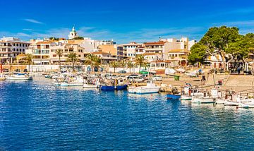 Spanje Mallorca, idyllisch uitzicht op Cala Rajada haven aan het water van Alex Winter