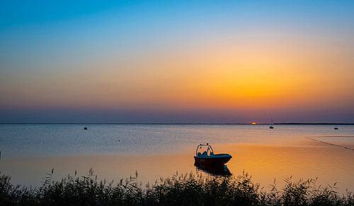 De zon gaat onder bij Rügen, Duitsland