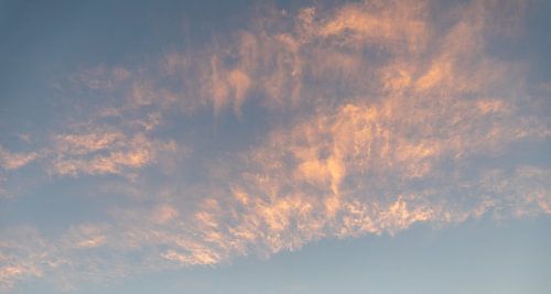 Wolken tijdens zonsondergang