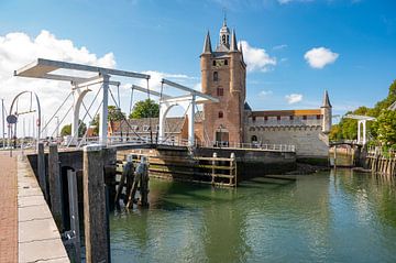 Oude haven van Zierikzee in Zeeland tijdens de zomer