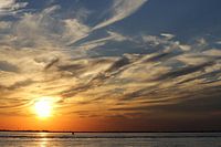 mooie zonsondergang aan zee met wolken in de lucht na een warme zomerdag