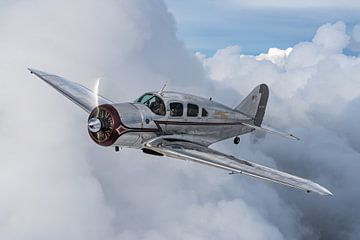Klassiek vliegtuig boven de wolken van Planeblogger