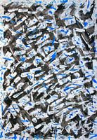 Des éclats de couleur bleue entre un enchevêtrement de formes en noir et blanc.