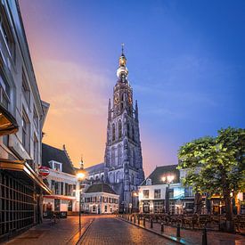 Lever de soleil sur le Havermarkt et l'église Notre-Dame de Breda sur Joris Bax