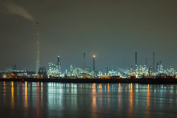 Industrieel landschap in de nacht van Menno van der Haven