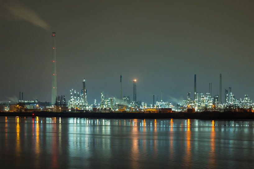 Industrieel landschap in de nacht van Menno van der Haven