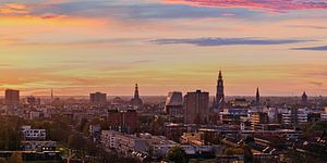 Panorama und Sonnenuntergang über der Skyline von Groningen