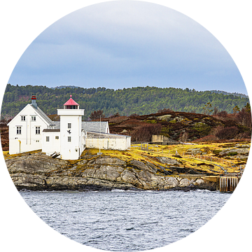 Bergen, rotsen en bakens bij Kristiansund in Noorwegen