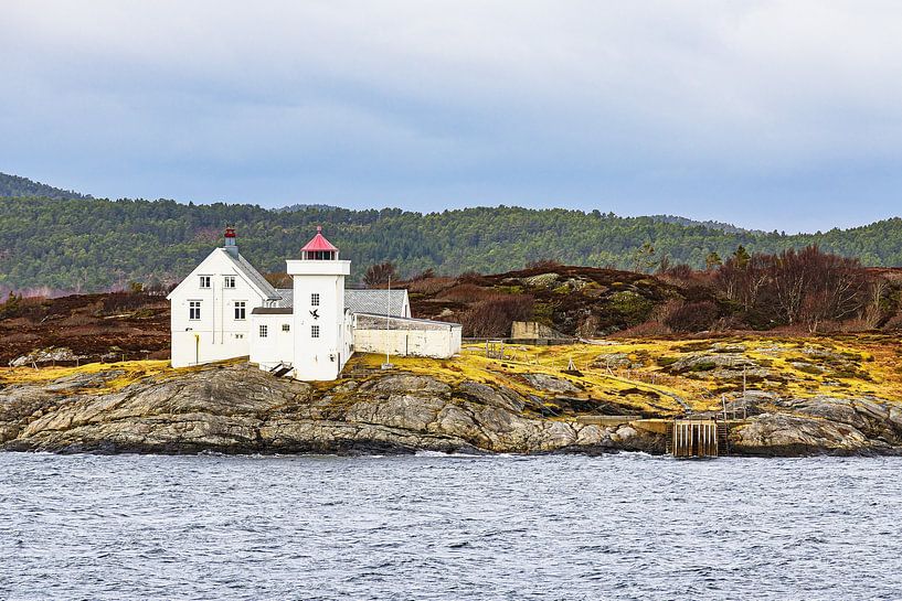 Berge, Felsen und Leuchtfeuer nahe Kristiansund in Norwegen von Rico Ködder