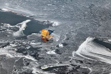 Luchtfoto van een eenzaam schuurtje omgeven door ijs