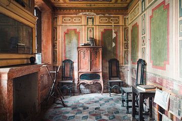 Antiquités dans une maison abandonnée.