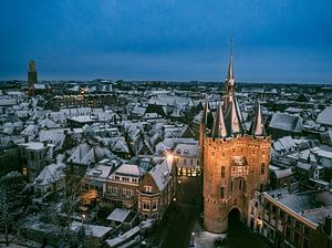 Das alte Tor von Zwolle Sassenpoort an einem kalten Wintermorgen