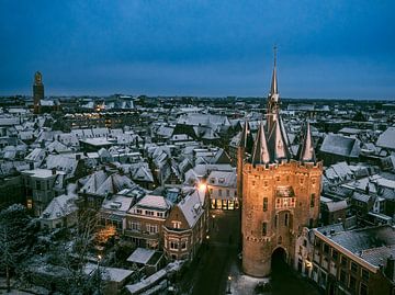 Zwolle Sassenpoort oude stadspoort tijdens een koude winterochtend van Sjoerd van der Wal Fotografie