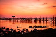 Houten brug bij zonsondergang. in Flores, Indonesie van Bart Hageman Photography thumbnail