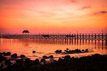 Houten brug bij zonsondergang. in Flores, Indonesie van Bart Hageman Photography