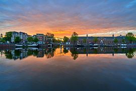 Uitzicht op de Walter Süskindbrug & Hermitage Museum in Amsterd