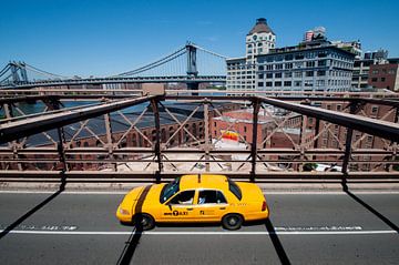 Gelbes Taxi auf der Brooklyn Bridge, New York von Laura Vink