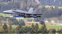 Finnische F-18 Hornet dröhnt durch das Zeltweger Tal