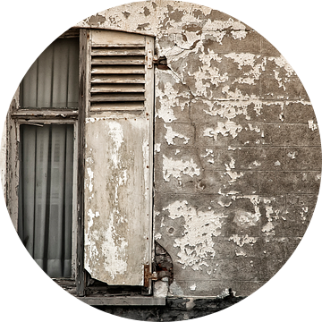 Half open raamluik van Ellen Driesse