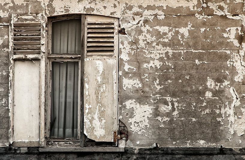 Halbgeöffnete Fensterläden von Ellen Driesse