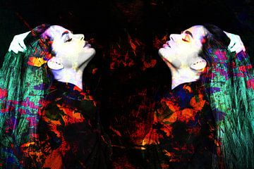 Digitale Foto Kunst - Portret van Vrouw / spiegelbeeld / haar / abstract / kleur / zwart van Art By Dominic