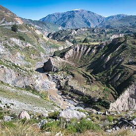 Colca Rivier in Arequipa gebied, in gebergte Andes, Peru van Peter Apers