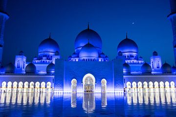 Zicht op de blauw verlichte Sheikh Zayed Grand Mosque in de avond in Abu Dhabi, Verenigde Arabische  van WorldWidePhotoWeb