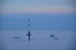 Grues de l'Euromast et du port au-dessus de la brume.