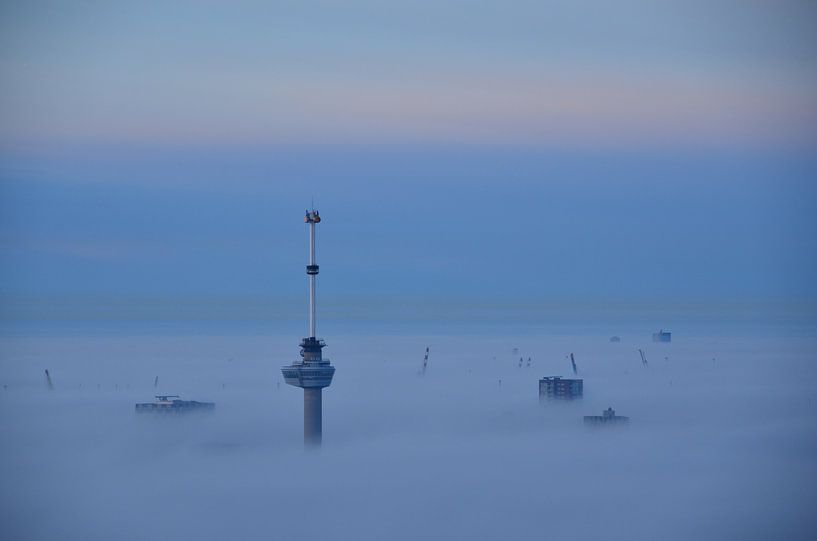 Grues de l'Euromast et du port au-dessus de la brume. par Marcel van Duinen