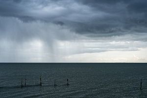 Regen boven het IJsselmeer van Wim Slootweg